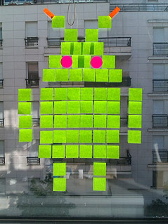 Bild aus Post-Its an Fensterscheibe