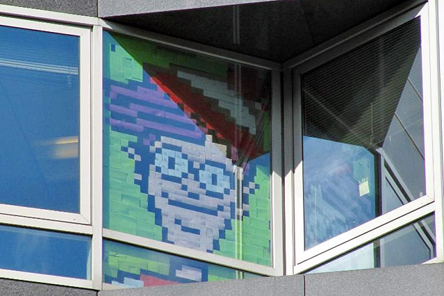 © http://www.postitwar.com Bild aus Post-Its an Fensterscheibe