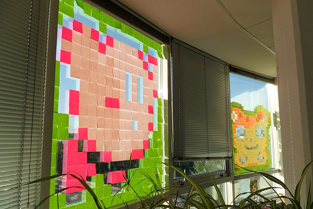 © http://www.postitwar.com Bild aus Post-Its an Fensterscheibe