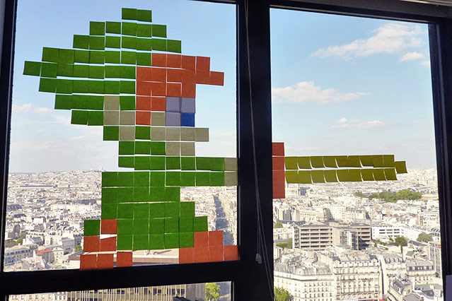 © http://www.postitwar.com Bild aus Post-Its an Fensterscheibe