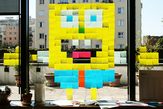 © http://www.postitwar.com Bild aus Post-Its an Fensterscheibe