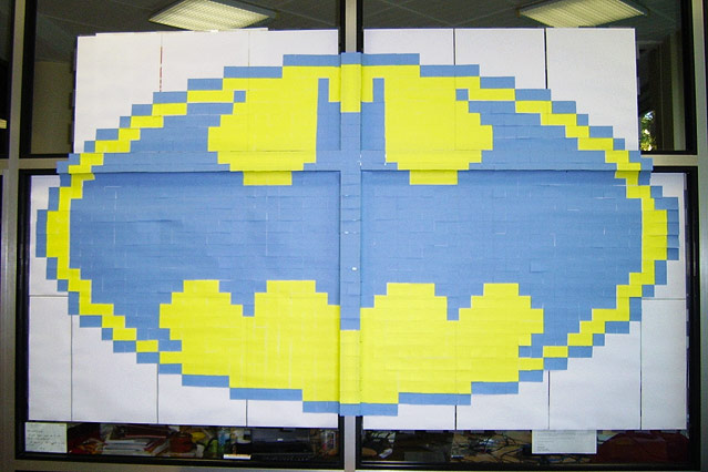 © http://www.postitwar.com Bild aus Post-Its an Fensterscheibe