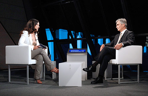 © APA/Georg Hochmuth Bundeskanzler Werner Faymann im Gespräch mit Ingrid Thurnher