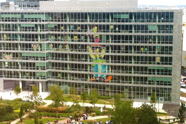 © http://www.postitwar.com Bild aus Post-Its an Fensterscheibe