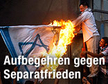Mann verbrennt israelische Flagge