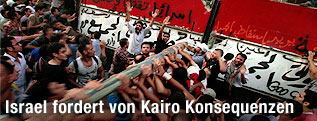 Demonstranten vor dem Schutzwall in Kairo