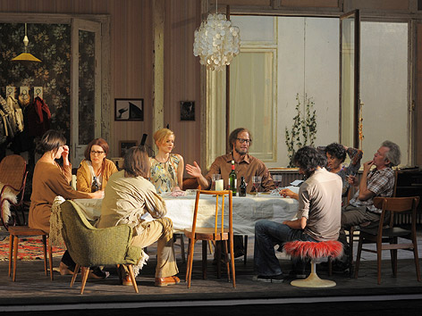 © Burgtheater/Georg Soulek Szene aus dem Stück "Die Kommune"