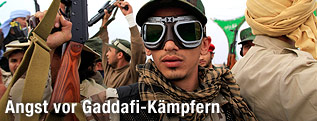 Libyscher Regierungssoldat mit Motorradbrille und Gewehr