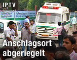 Rettungsfahrzeug steht vor einem Anschlagsort