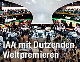 Ausstellungsraum der IAA in Frankurt mit zahlreichen Besuchern