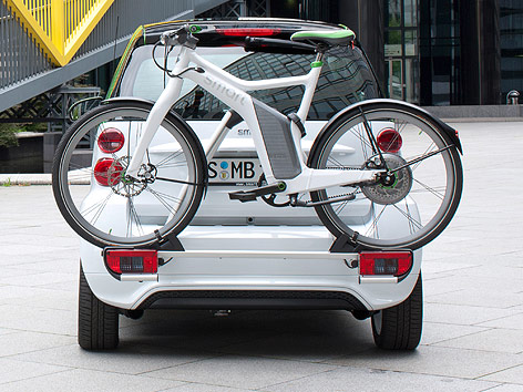 © Daimler Ein Smart E-Bike auf dem Heck eines Smart-Autos montiert