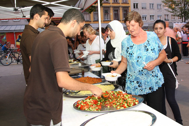 © ORF.at/Birgit Hajek Gemeinsames Fastenbrechen am Yppenplatz in Ottakring