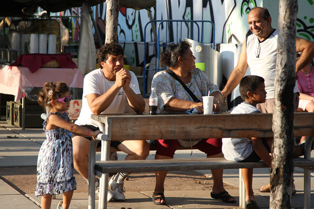 © ORF.at/Birgit Hajek Migrantenfamilie sitzt am Yppenplatz in der Sonne