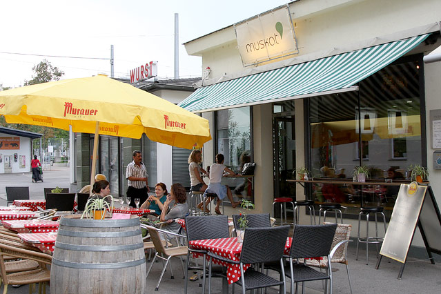 © ORF.at/Birgit Hajek Menschen sitzen vor Lokal am Yppenplatz in Ottakring