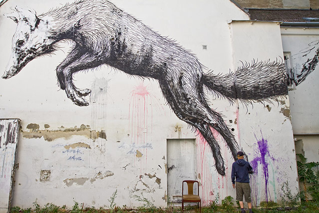 © ORF.at/Dominique Hammer Streetart-Künstler ROA malt einen Fuchs an eine Hauswand