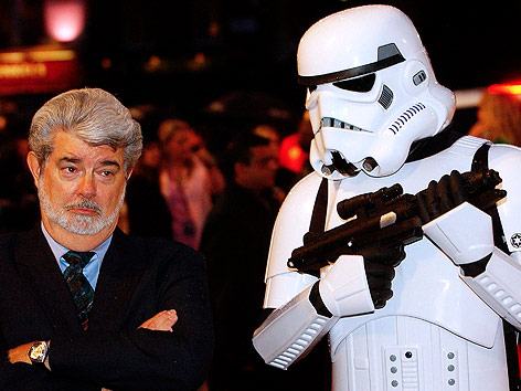 © APA/EPA/Richard Lewis George Lucas neben einem als Storm Trooper verkleideten Star-Wars-Fan