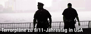 US-Polizisten blicken auf die Skyline von Manhattan