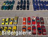 Autos parken nach Farbe geordnet auf einem Parkplatz