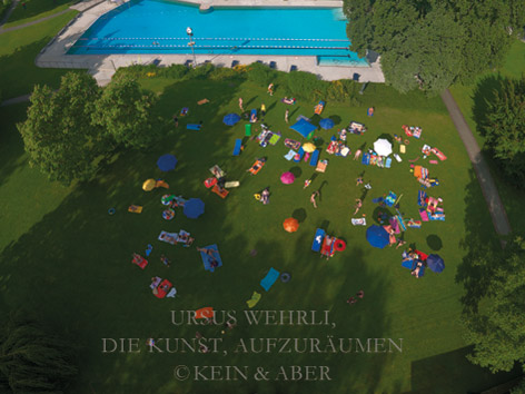 © Ursus Wehrli_Die Kunst, aufzuräumen©2011 by Kein & Aber Verlag, Zürich-Berlin Luftansicht zeigt Leute in einem Freibad