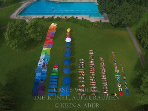 © Ursus Wehrli_Die Kunst, aufzuräumen©2011 by Kein & Aber Verlag, Zürich-Berlin Luftansicht zeigt Leute, Schirme und Badetücher in einem Freibad, geordnet nach Größe und Farbe
