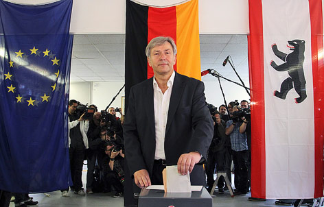 © dapd/Ronny Hartmann Bürgermeister Klaus Wowereit (SPD) bei der Stimmabgabe