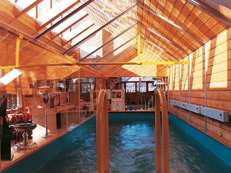 © Wolfgang Feil, Architekturzentrum Wien Raum mit Swimmingpool und Dachfenstern