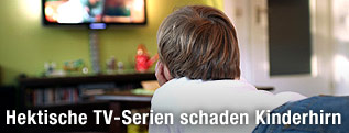 Kind schaut fern