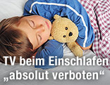 Kind mit Teddy schläft