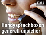 Ins Handy sprechende Person