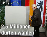 W&auml;hler am Weg zu Wahlkabine