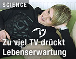 Teenager beim Fernschauen