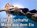 Die mumifizierte Leiche des "Ötzi" in der Kühlkammer des Südtiroler Archäologiemuseums in Bozen
