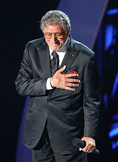 © AP/Matt Sayles Tony Bennett verneigt sich bei seinem Auftritt bei den VMA 2011 und hält tributzollend die rechte Hand an seine Brust