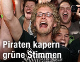 Anhänger der Piratenpartei jubeln