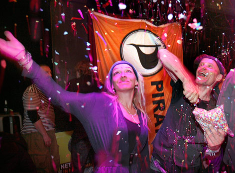 © APA/dpa/Stephanie Pilick Anhänger der Piratenpartei jubeln