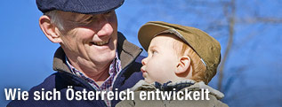 älterer Mann mit Kleinkind