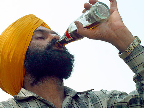 © Reuters Inder trinkt aus der Pepsi-Flasche