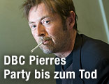 Buchautor DBC Pierre mit Zigarette
