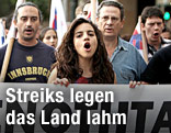 Demonstranten w&auml;hrend einer Kundgebung