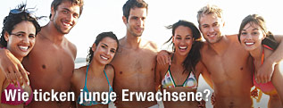 Junge Erwachsene am Strand