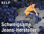 Kind arbeitet an Jeans
