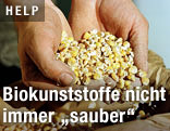 Person hält Getreide in den Händen