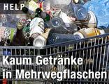 Leere Dosen und Flaschen in einem Einkaufswagen