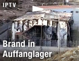 Abgebranntes Haus im Auffanglager