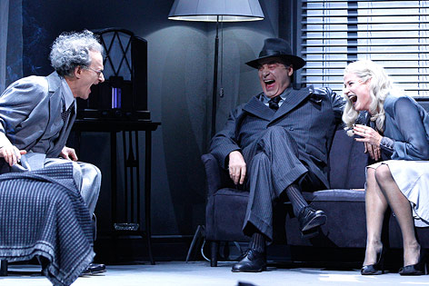 © APA/Georg Hochmuth Falk Rockstroh als "Doktor Franz Mauer", Peter Simonischek als "Friedrich Hofreiter" und Dörte Lyssewski als "Genia" sitzen und lachen