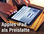 Frau bedient ein Apple iPad