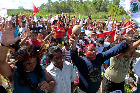© AP/Eraldo Peres Protestierende Ureinwohner des Amazonas
