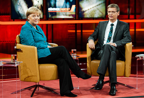 © dapd/Clemens Bilan Bundeskanzlerin Angela Merkel (CDU) und Moderator Günther Jauch