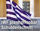 Griechische Flagge vor dem Parlament in Athen