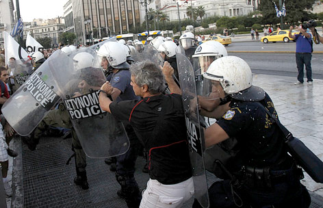 © AP/Kostas Tsironis Polizei und Demonstranten bei Ausschreitungen in Athen